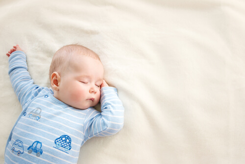 Neonato fa sonnellino diurno