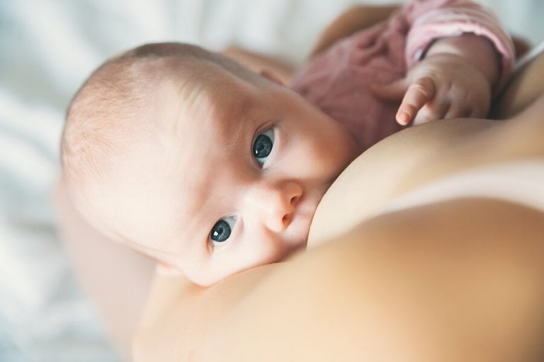 Che fare se al bebè va il latte di traverso?