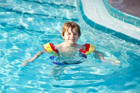 7 trucchi per insegnare al bambino a nuotare