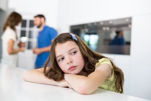 Bambina pensierosa