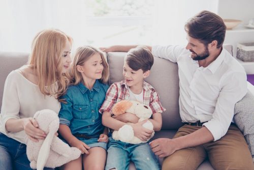 Figlio che condivide i suoi pensieri con la famiglia
