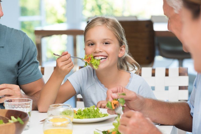 L'importanza di insegnare ai bambini a comportarsi bene a tavola