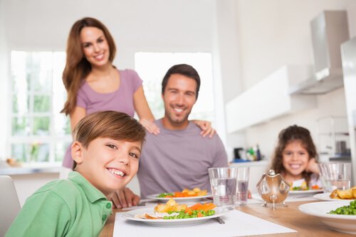 L'importanza di insegnare ai figli a comportarsi bene a tavola