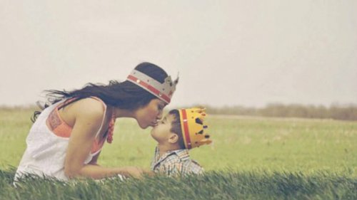 Mamma e figlio nel prato