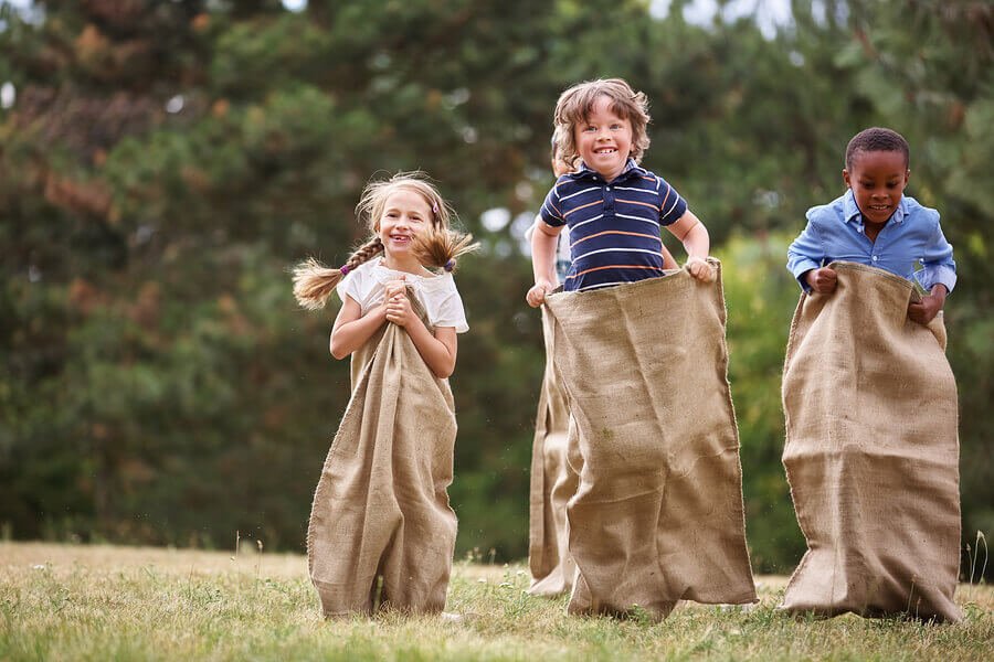 Giocare al parco migliora la salute fisica e mentale dei bambini, incoraggiando il loro esercizio fisico