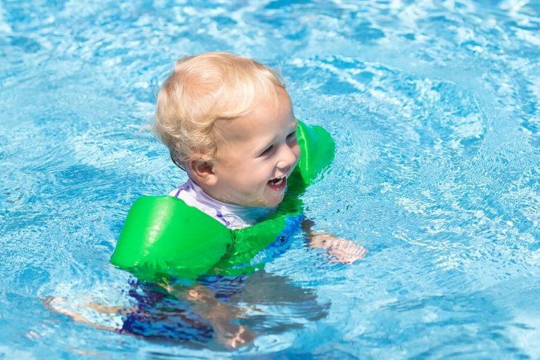11 cose che dovete portare in piscina per il neonato