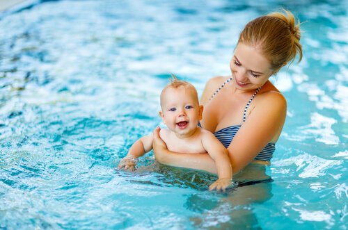 Quali sono le cose che dovete portare in piscina per il neonato?