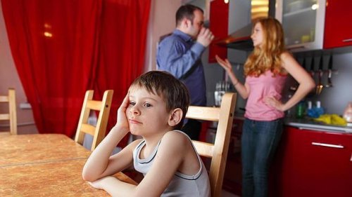 Genitori discutono in presenza del figlio