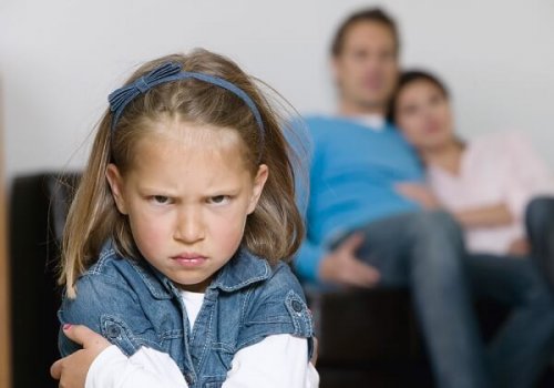 Bambina arrabbiata con i genitori