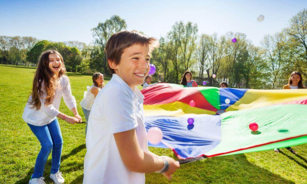 È positivo che i bambini giochino al parco perché così possono sviluppare la loro socialità