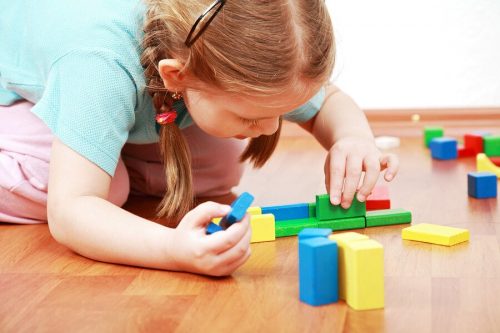 Perché è positivo che i bambini imparino a giocare da soli?