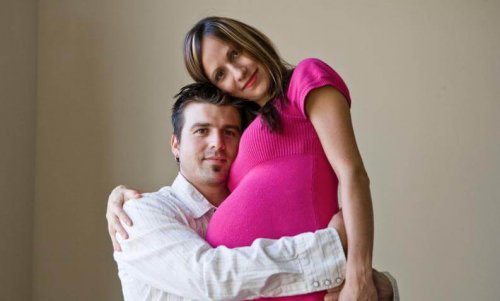 Futuro padre abbraccia la compagna incinta