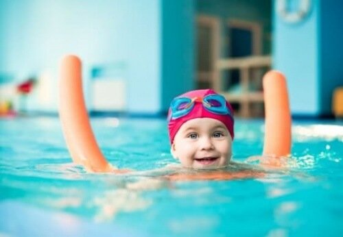Per andare in piscina con i bambini, bisogna rispettare alcune norme di sicurezza, come l'impiego di salvagente