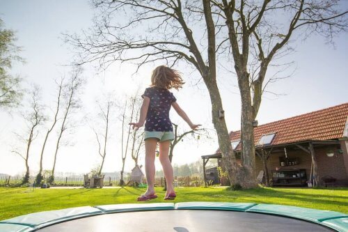 Bambina sul tappeto elastico