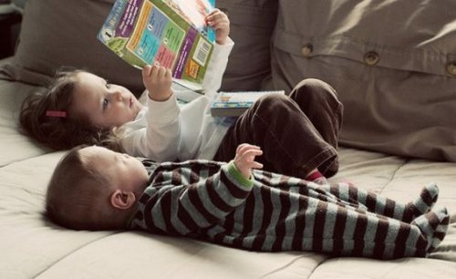 Bambini che leggono
