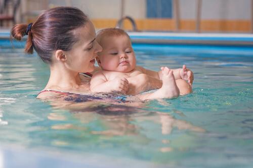 Mamma e neonato in acqua