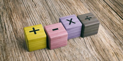 Cubi di legno con le quattro operazioni matematiche