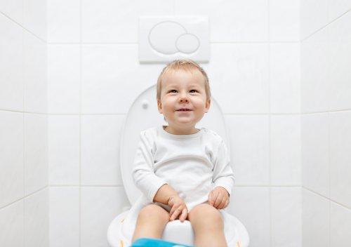 Uno dei 6 trucchi per togliere il pannolino consiste nell'abituare il bambino ad andare in bagno. 