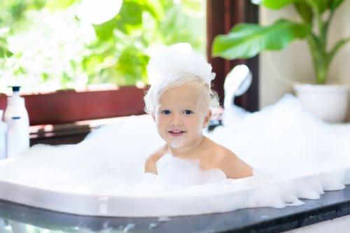 Bambino nella vasca