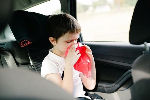 Evitare che il bambino soffra il mal d'auto