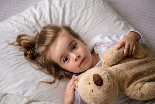 Bambina sveglia nel suo letto