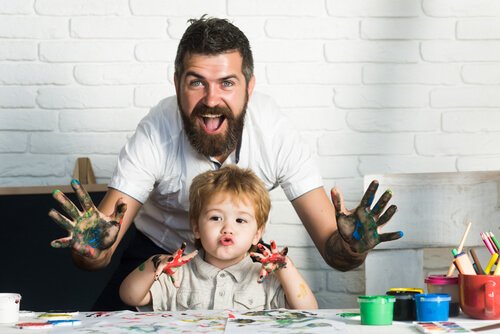 Attraverso l'arte si incoraggia lo sviluppo di un gran numero di abilità e competenze del bambino