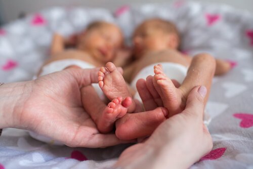 Madre tiene i piedini dei suoi due gemelli