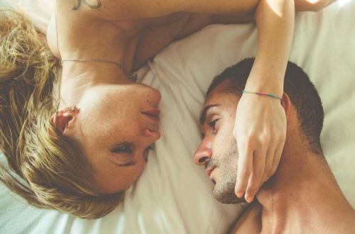 Ragazza accarezza il viso del partner mentre lo guarda negli occhi