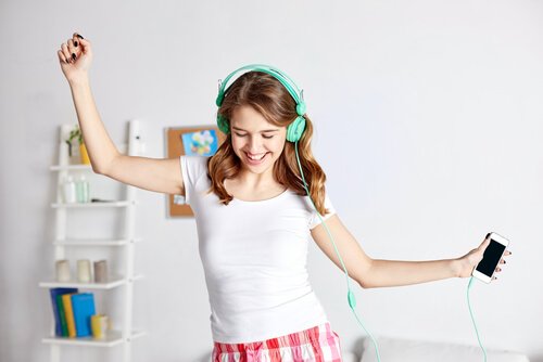 Ragazza adolescente balla ascoltando della musica