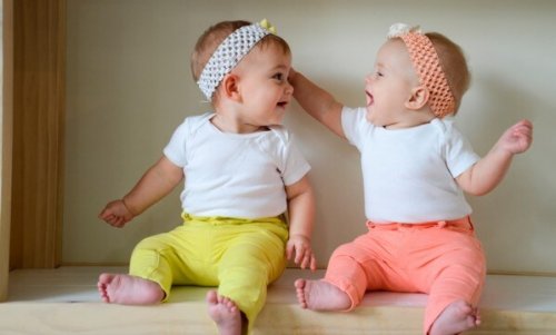 Due bambini giocano