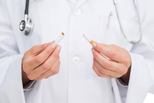 Se non riuscite a smettere di fumare, è importante perlomeno evitare di farlo in presenza di altre persone