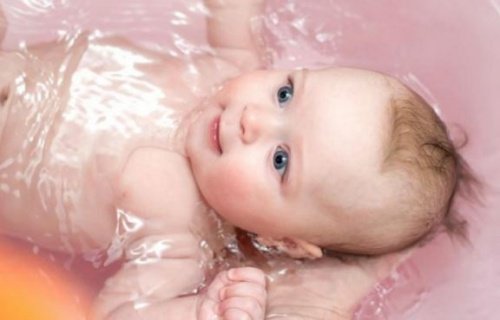 Bambino fa il bagnetto