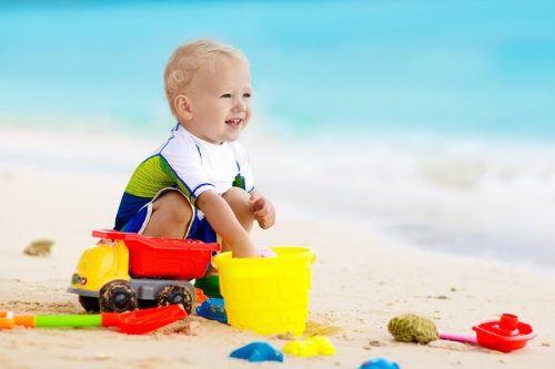 5 consigli per andare in spiaggia con un neonato
