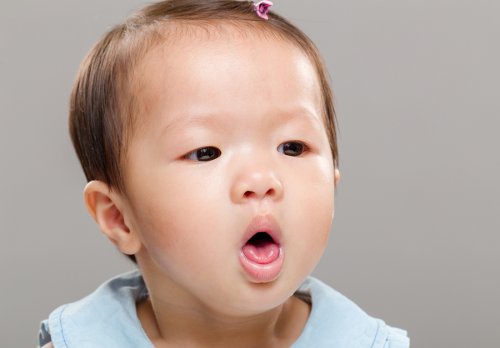 Se al bambino va il latte di traverso, qualche colpo di tosse dovrebbe essere sufficiente per liberare le vie respiratorie