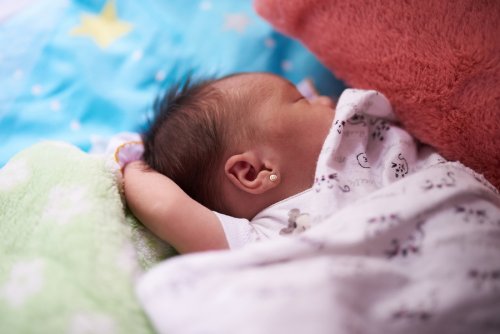 Bambina appena nata dorme