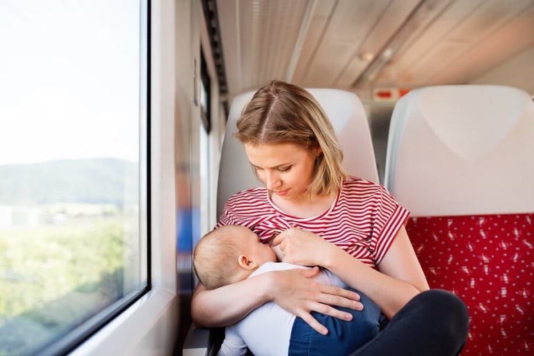 Viaggiare con i bebè: che cosa bisogna prendere in considerazione?