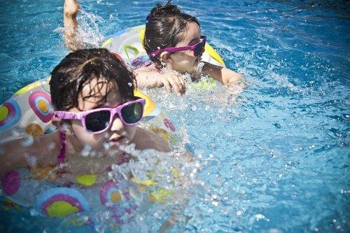 bambine in piscina con ciambella