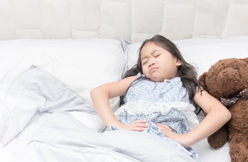 Bambina stesa a letto