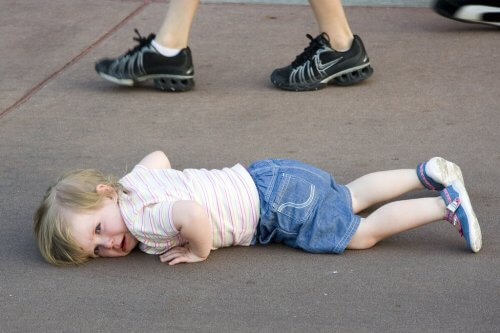 Bambino che fa i capricci per strada cerca di attirare l'attenzione