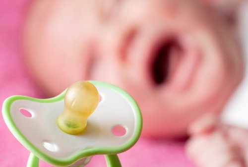 bambino che piange con ciuccio