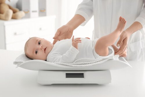 L'aumento di peso del bambino nel primo anno di vita avviene in maniera graduale. Si calcola che tra il sesto e il nono mese il bambino dovrebbe prendere 500 grammi al mese.