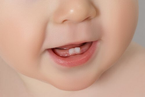 Uno dei modi per alleviare il dolore provocato dalla dentizione è offrire al bambino gei piccoli gelati di latte