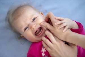 Alleviare il dolore provocato dalla dentizione: ecco come