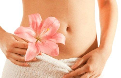 donna con asciugamano avvolto e fiore