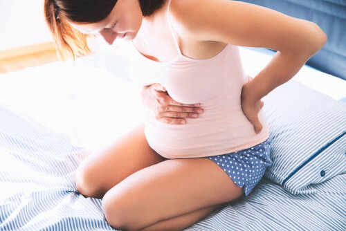 Alcuni dei sintomi del distacco di placenta sono i dolori addominali e l'emorragia vaginale