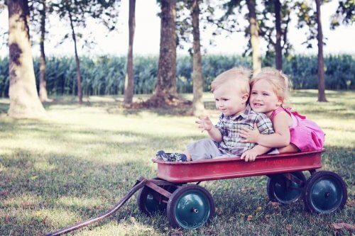 Avere cugini coetanei consente ai bambini di avere dei compagni di giochi durante le interminabili riunioni di famiglia