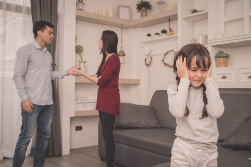 Genitori che litigano con bambina che ascolta