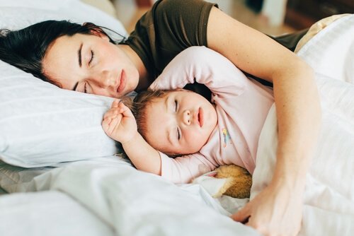 Uno dei motivi per far dormire il bambino nel suo letto è che la coppia ritrova la sua intimità