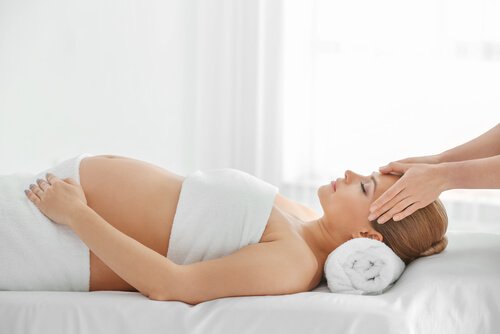 Il rilassamento e i massaggi contribuiscono notevolmente a vincere la paura del parto.
