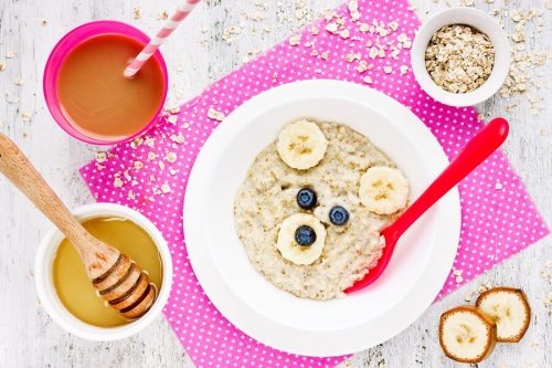 muesli per neonati sul tavolo